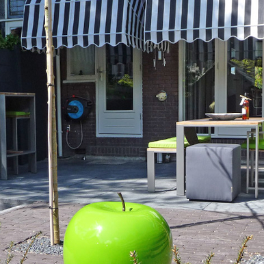 terras in stadstuin met barmeubel en tuintafel