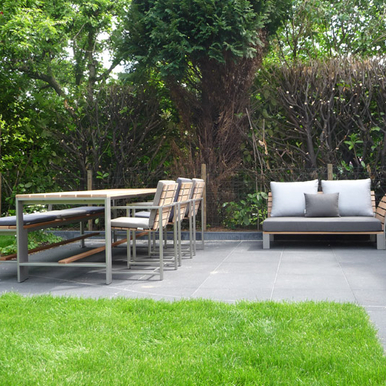 terras met tuintafel en loungebank