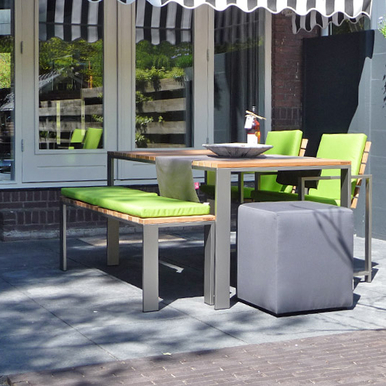 tuintafel op terras