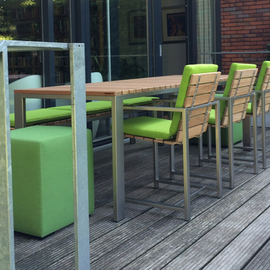 terrastafel met bank en stoelen