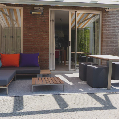 Loungeterras met tafel en loungebank