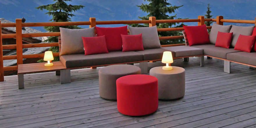 Poef 60x37 cm rood en Poef 50x37 bruin 